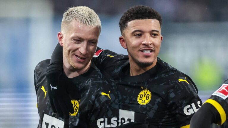 Marco Reus und Jadon Sancho im Trikot von Borussia Dortmund klatschen sich auf dem Spielfeld ab