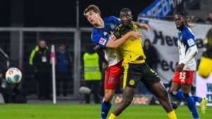 Luka Vuskovic im Trikot des Hamburger SV gestikuliert hochkonzentriert auf dem Spielfeld