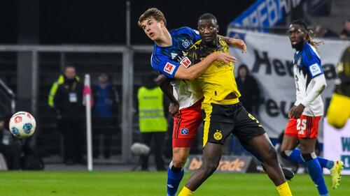 Luka Vuskovic im Trikot des Hamburger SV gestikuliert hochkonzentriert auf dem Spielfeld