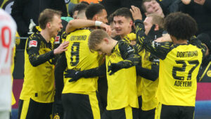 Luca Reggiani und Karim Adeyemi bejubeln ein Tor für Borussia Dortmund