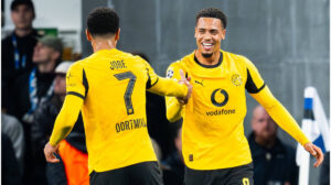BVB-Spieler Felix Nmecha im Trikot von Borussia Dortmund auf dem Spielfeld