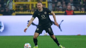 Waldemar Anton im Trikot von Borussia Dortmund blickt fokussiert auf das Spielfeld.