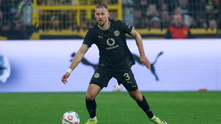 Waldemar Anton im Trikot von Borussia Dortmund blickt fokussiert auf das Spielfeld.