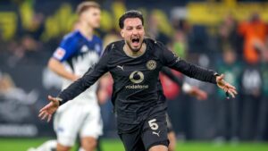 Ramy Bensebaini jubelt im Trikot von Borussia Dortmund nach seinem Elfmetertor gegen den Hamburger SV