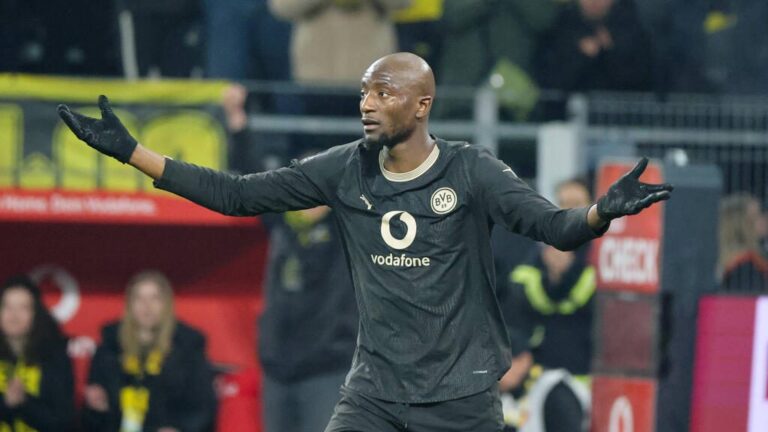 Serhou Guirassy im Trikot von Borussia Dortmund blickt konzentriert auf das Spielfeld