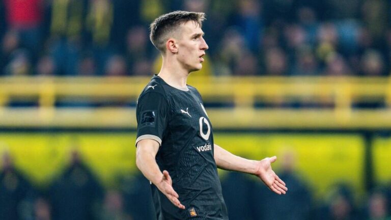 BVB-Verteidiger Nico Schlotterbeck im Trikot von Borussia Dortmund blickt fokussiert auf das Spielfeld
