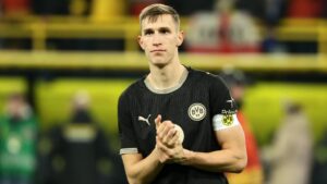 Nico Schlotterbeck im Trikot von Borussia Dortmund gestikuliert fokussiert auf dem Spielfeld