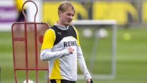 Nikola Vlasic im Trikot des FC Turin am Ball auf dem Spielfeld