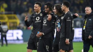 Felix Nmecha im Trikot von Borussia Dortmund schaut nachdenklich auf dem Spielfeld