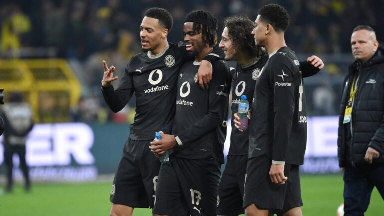 Felix Nmecha im Trikot von Borussia Dortmund schaut nachdenklich auf dem Spielfeld