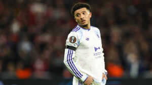 Jadon Sancho im Trikot von Borussia Dortmund schaut konzentriert auf das Spielfeld