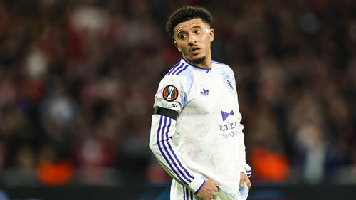 Jadon Sancho im Trikot von Borussia Dortmund schaut konzentriert auf das Spielfeld