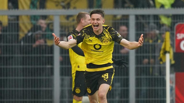BVB-Youngster Luca Reggiani bejubelt sein erstes Bundesliga-Tor im Spiel zwischen Borussia Dortmund und dem FC Augsburg.