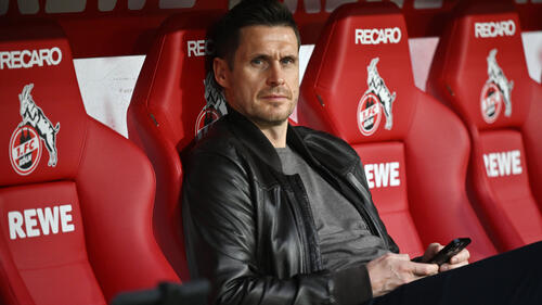 BVB-Sportdirektor Sebastian Kehl beobachtet konzentriert ein Fußballspiel auf der Tribüne.