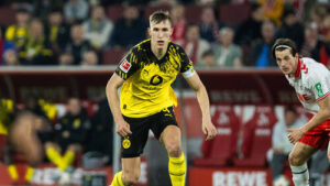 Nico Schlotterbeck im Trikot von Borussia Dortmund auf dem Spielfeld