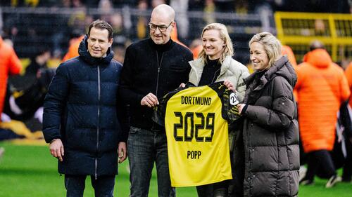 Alexandra Popp lächelt bei ihrer offiziellen Vorstellung als neue Spielerin von Borussia Dortmund im Stadion.