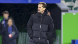 Ralf Kellermann blickt konzentriert vom Spielfeldrand, zukünftiger Sportdirektor der BVB-Frauen