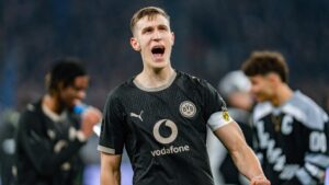 Nico Schlotterbeck im Trikot von Borussia Dortmund auf dem Spielfeld