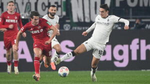 Zweikampf zwischen Spielern des 1. FC Köln und Borussia Mönchengladbach im Bundesliga-Rheinderby