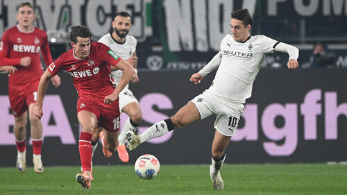 Zweikampf zwischen Spielern des 1. FC Köln und Borussia Mönchengladbach im Bundesliga-Rheinderby