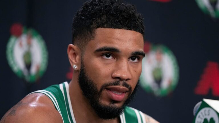 Jayson Tatum im Trikot der Boston Celtics während einer Spielunterbrechung