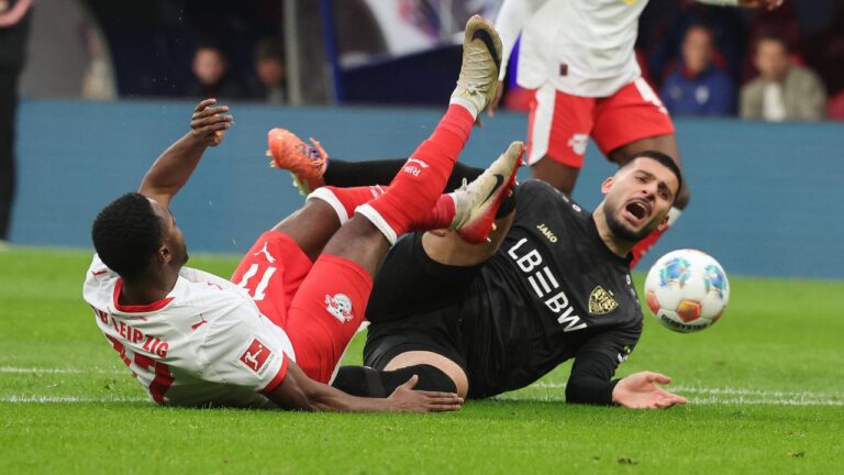 Spieler von Borussia Dortmund und TSG Hoffenheim im Kampf um den Ball auf dem Rasen