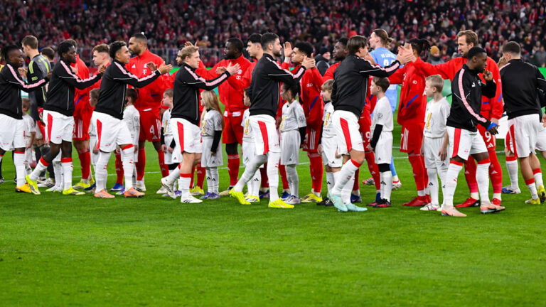 Hans-Joachim Watzke am Rednerpult während einer DFL-Pressekonferenz vor Sponsorenwand