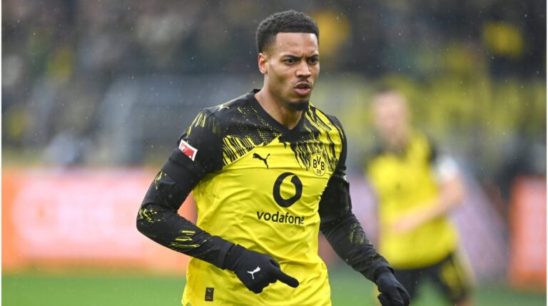 Der nachdenkliche Bundestrainer Julian Nagelsmann und BVB-Spieler Felix Nmecha auf dem Rasen.