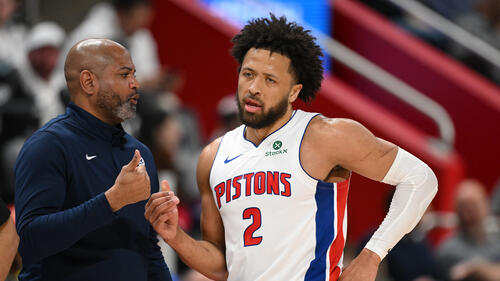 Cade Cunningham im Trikot der Detroit Pistons mit fokussiertem Blick auf dem Spielfeld