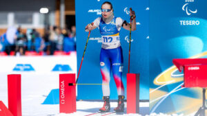 Para-Biathletin Carina Edlingerova mit ihrem Blindenhund im Schnee bei einem Wettkampf