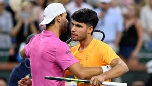 Carlos Alcaraz fokussiert beim Vorhandschlag während des Matches gegen Grigor Dimitrov in Indian Wells