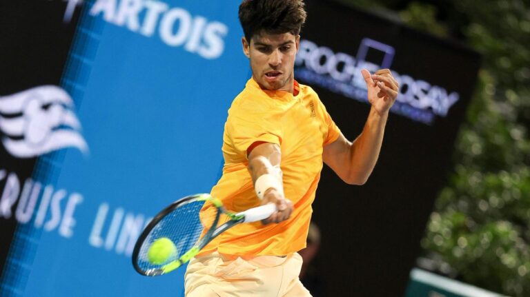 Ein enttäuschter Carlos Alcaraz auf dem Tennisplatz beim ATP-Masters in Miami