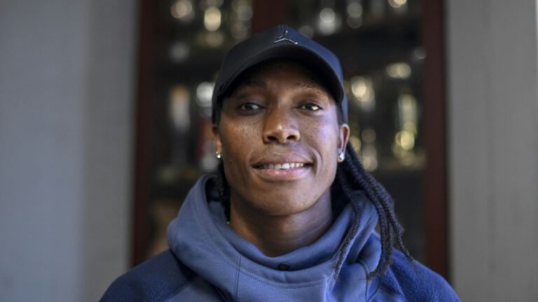 Leichtathletin Caster Semenya schaut nachdenklich und fokussiert während eines Wettkampfs