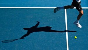 Leerer Tennisplatz bei einem Challenger-Turnier mit verwaistem Schiedsrichterstuhl