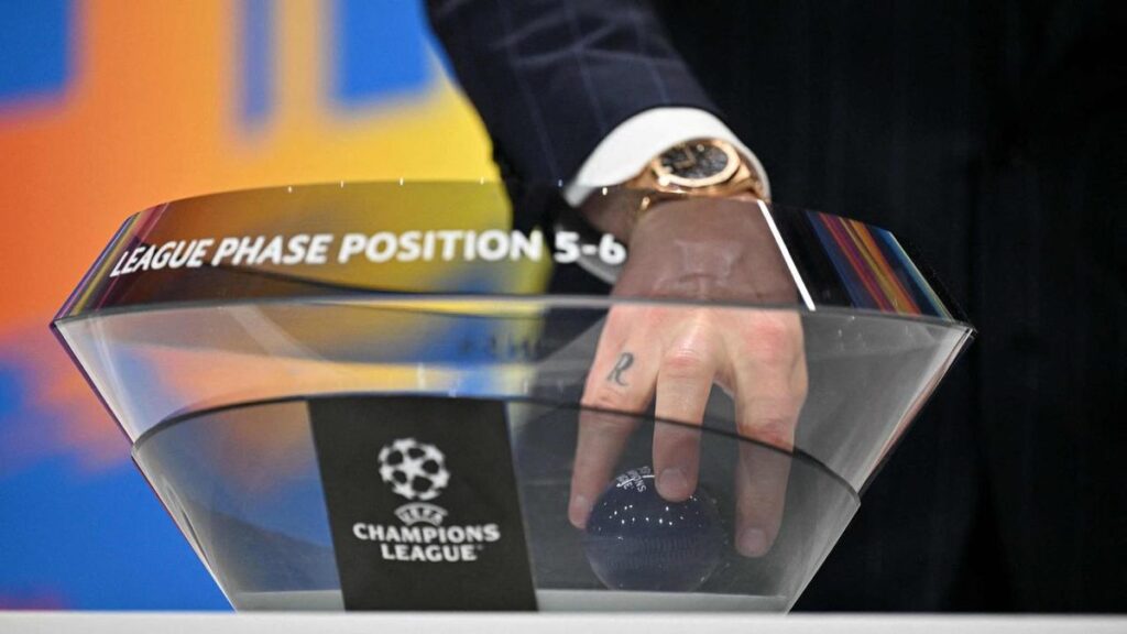 Champions League Spielball auf dem grünen Rasen eines voll besetzten europäischen Top-Stadions unter Flutlicht