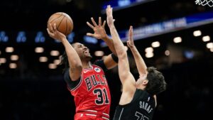 Jaden Ivey im Trikot der Chicago Bulls mit ernstem Gesichtsausdruck auf dem NBA-Parkett