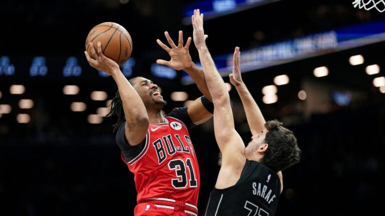 Jaden Ivey im Trikot der Chicago Bulls mit ernstem Gesichtsausdruck auf dem NBA-Parkett