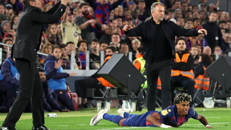 Hansi Flick gibt Anweisungen an der Seitenlinie während des Spiels des FC Barcelona