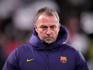 Hansi Flick gestikuliert motivierend am Spielfeldrand bei einem Spiel des FC Barcelona