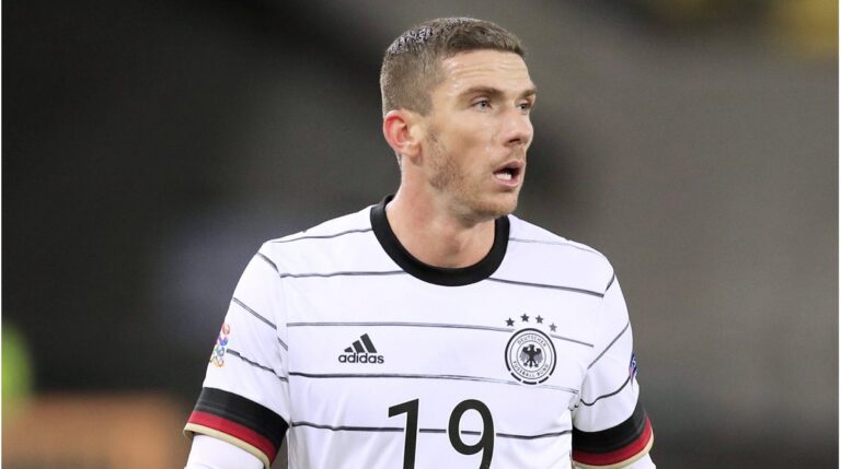 Robin Gosens im Trikot der deutschen Nationalmannschaft emotional auf dem Spielfeld