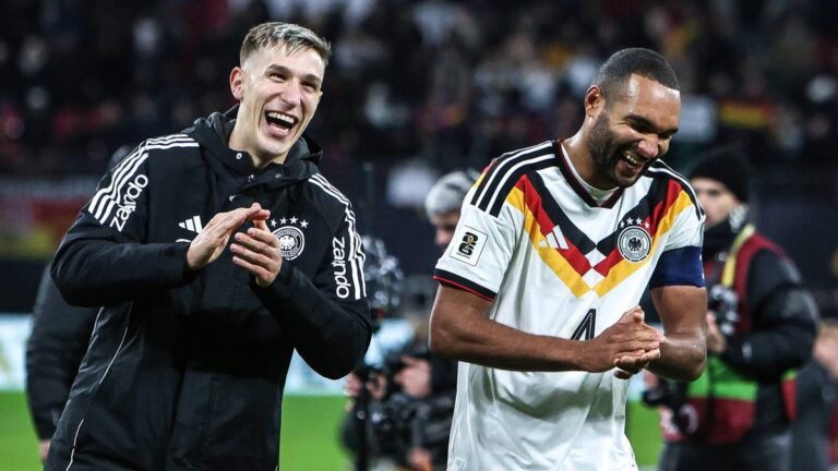 Bundestrainer Julian Nagelsmann gibt auf einer DFB-Pressekonferenz taktische Anweisungen zur Innenverteidigung.