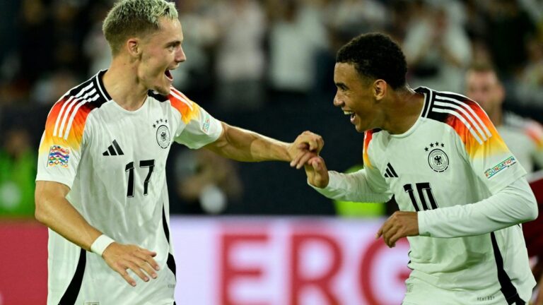 Florian Wirtz und Jamal Musiala im Trikot der deutschen Nationalmannschaft auf dem Spielfeld.