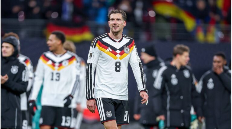 Ex-Bundestrainer Joachim Löw blickt konzentriert auf das Spielfeld während eines Länderspiels