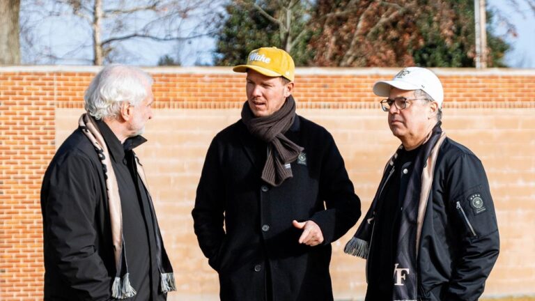 Bundestrainer Julian Nagelsmann gibt am Spielfeldrand taktische Anweisungen an das DFB-Team.