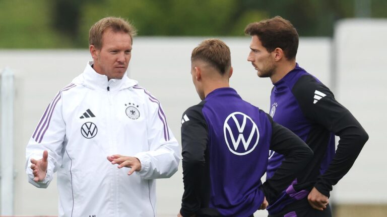 Bundestrainer Julian Nagelsmann gestikuliert hochkonzentriert am Spielfeldrand bei einem Spiel der deutschen Nationalmannschaft