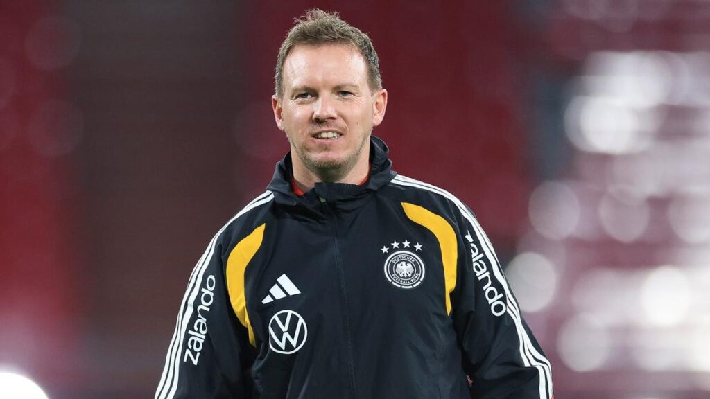 Julian Nagelsmann und Spieler der deutschen Nationalmannschaft bei der Ankunft im Quartier in Herzogenaurach.