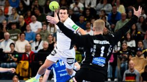 Bundestrainer Alfred Gislason gibt Anweisungen an das deutsche Handball-Team während einer Auszeit