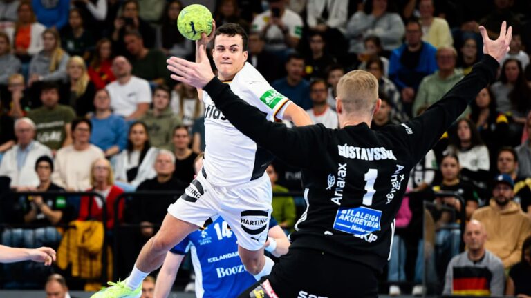 Bundestrainer Alfred Gislason gibt Anweisungen an das deutsche Handball-Team während einer Auszeit