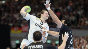 Deutscher Handballspieler Juri Knorr wirft den Ball im Länderspiel gegen die ägyptische Abwehr