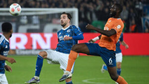 Zweikampf zwischen Spielern des SV Darmstadt 98 und FC Schalke 04 im Merck-Stadion am Böllenfalltor